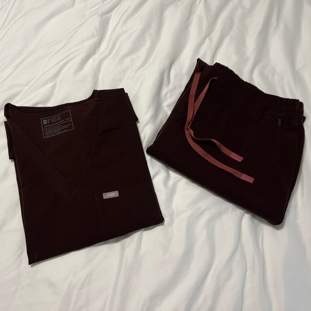 FIGS Scrub Set in Espresso - Top XXL, Pants XXL/T